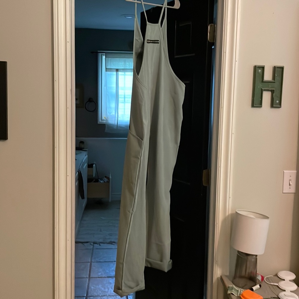 Sage green jumper, advertised all over tik tok.  I thought it was stretchy. Lg